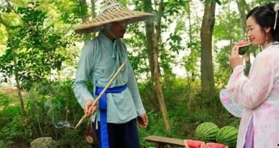 瘸子骑驴看媳妇吃瓜,吃瓜群众笑翻天