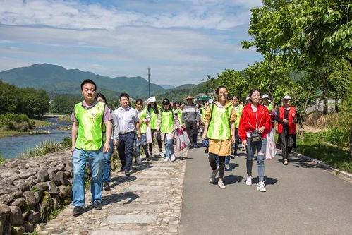 情侣河边吃瓜,情侣河边共享瓜果乐