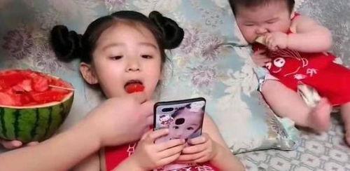 女儿老爸吃瓜,一场家庭欢乐的“瓜田”盛宴