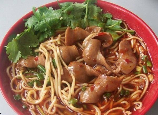 刘大瓜吃肥肠面,一场味蕾与美食的邂逅